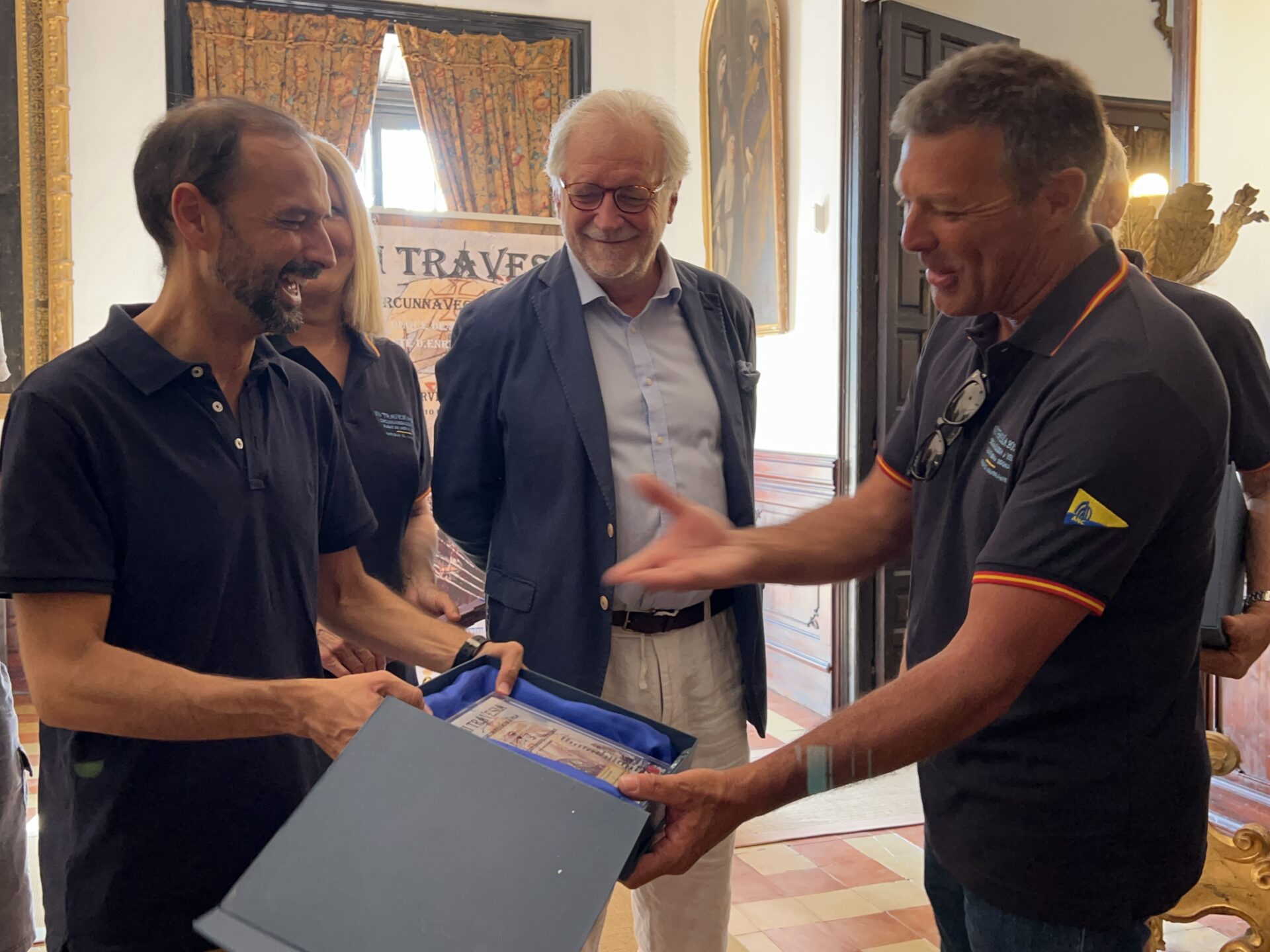 VÍCTOR MORA RECIBE A LOS INTEGRANTES DE LA VII TRAVESÍA I CIRCUNNAVEGACIÓN A VELA
