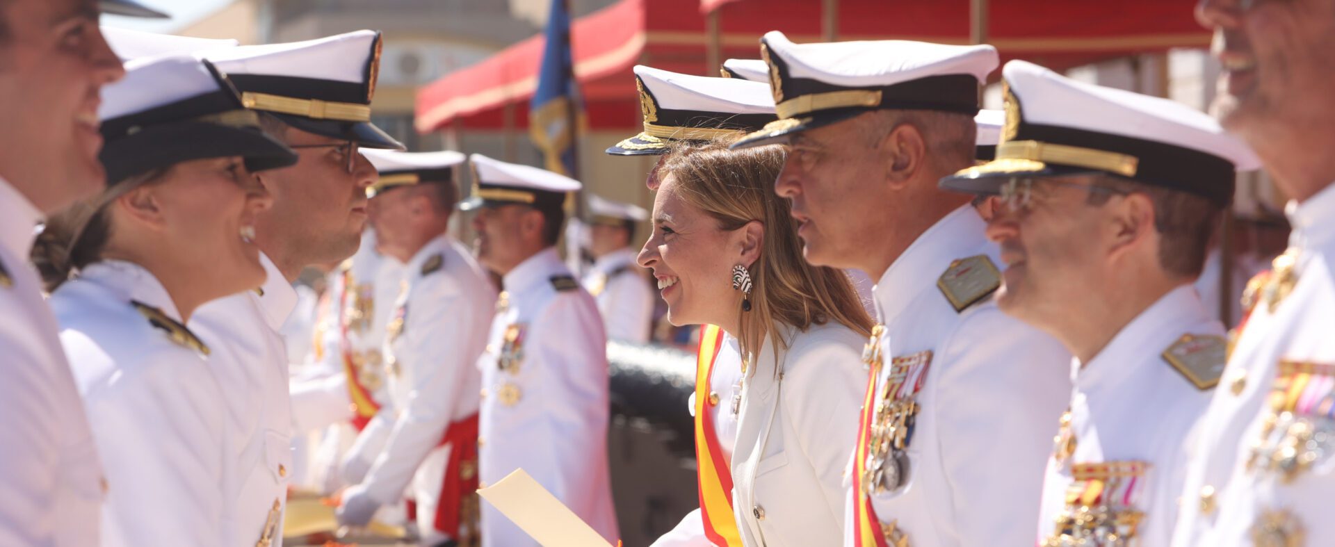 Reconocimiento a los números uno de la nueva promoción de suboficiales de la Armada