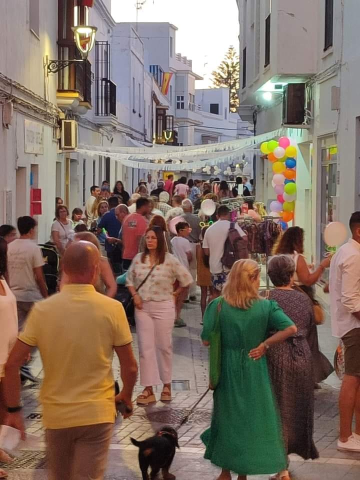 240802_ambiente_calle_comercio.jpg Comercio anima a las tiendas a mostrar su género en la calle aprovechando la Fiesta de la Urta