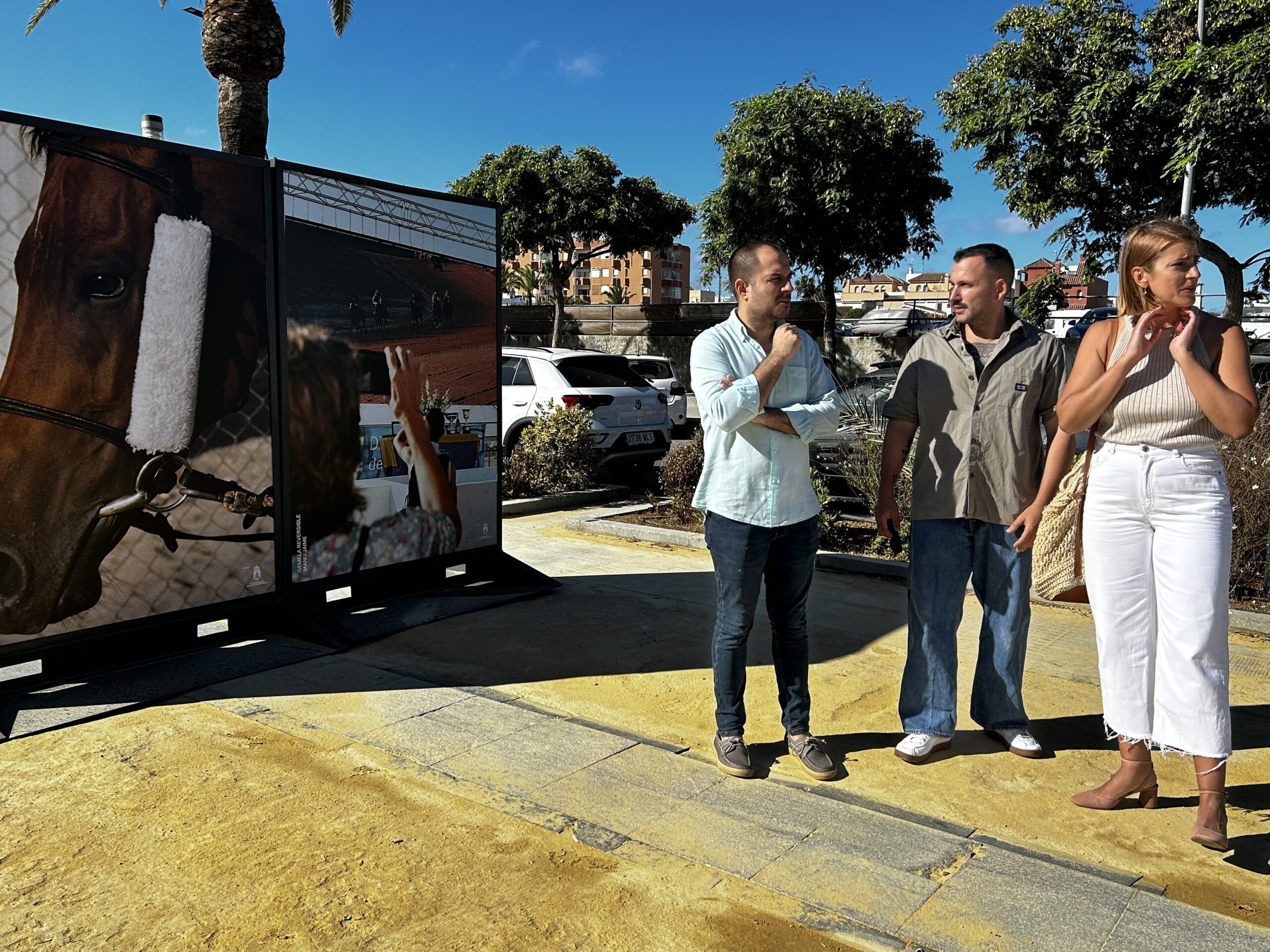 'Gemela Reversible', una exposición fotográfica sobre las Carreras de Caballos en plena Calzada