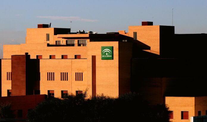 Una mujer y dos menores afectados por humo en el incendio de una vivienda en Bollullos de la Mitación