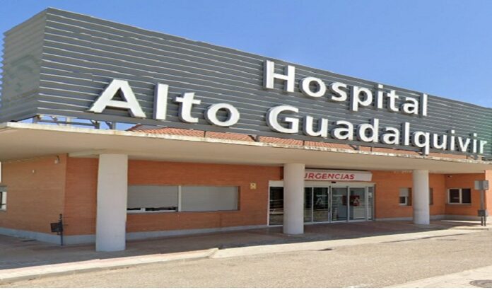 Dos trabajadores resultan afectados en un incendio en un taller mecánico en Andújar
