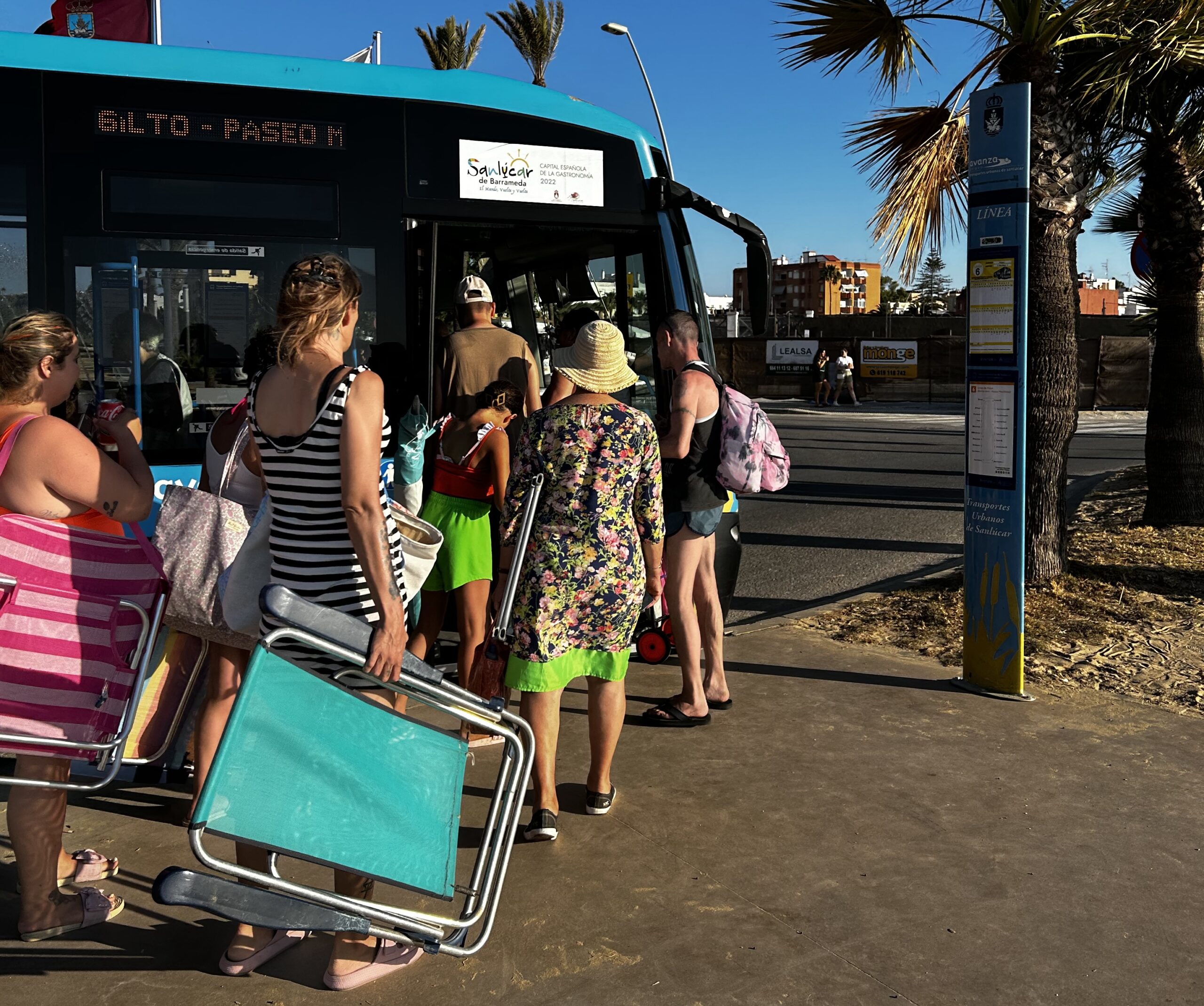 Nuevos descuentos en los autobuses urbanos de Sanlúcar: los menores podrán viajar gratis hasta los 14 años