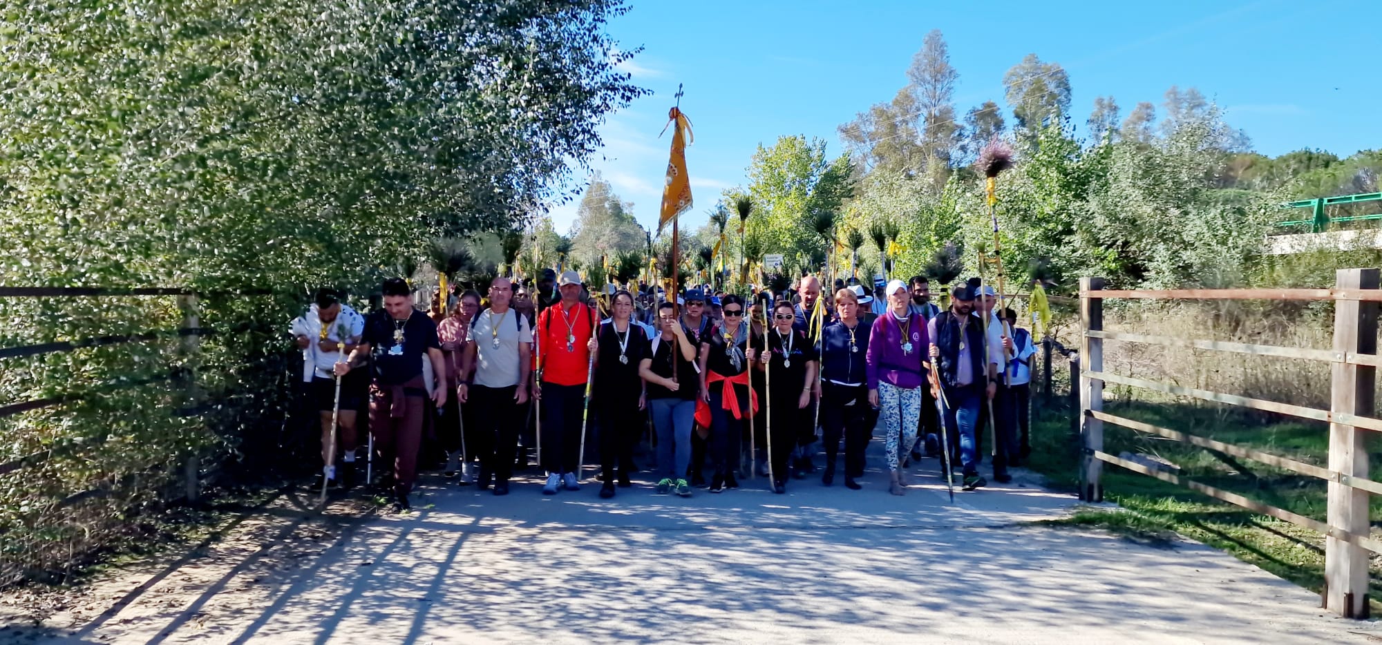 Más de 400 peregrinos acompañaron a la Hermandad del Rocío de Sanlúcar en su peregrinación a pie hasta la aldea