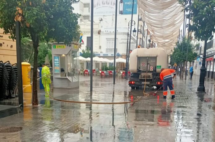 Operarios municipales también han trabajado desde primera hora del sábado. / Ayuntamiento