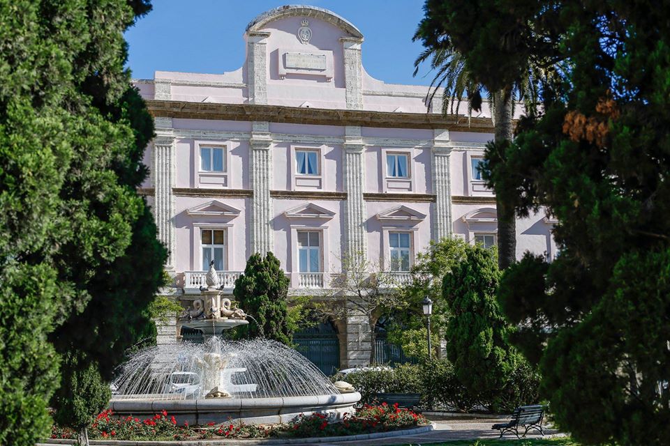 Almudena Martínez inaugura la VII Feria de la Apicultura de Prado del Rey