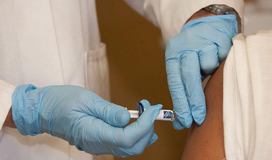 Más de 1,6 millones de andaluces reciben la vacuna contra la gripe en los tres primeros meses de campaña