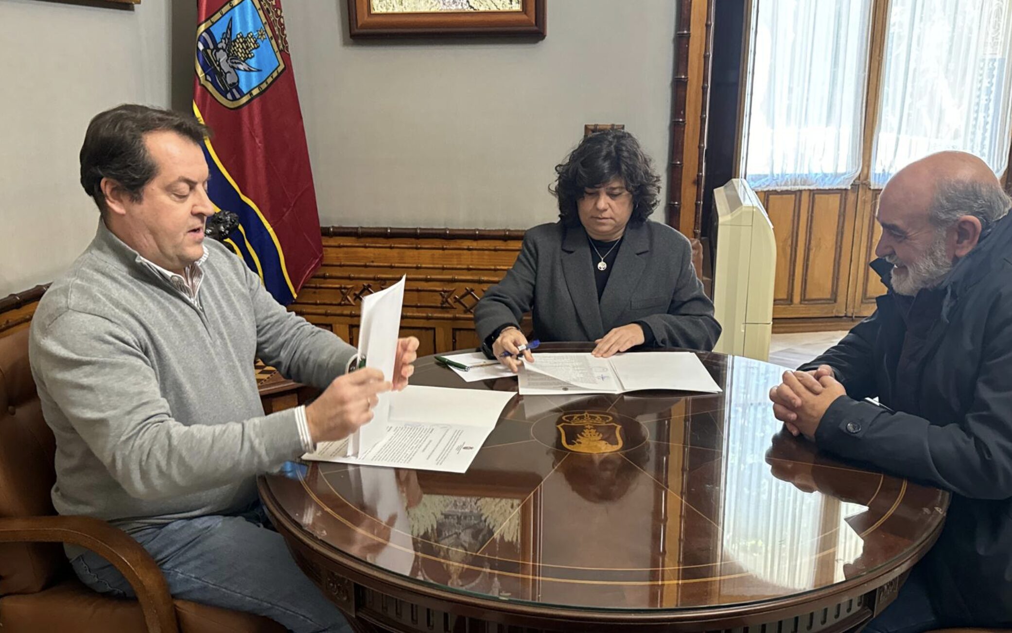 Carmen Álvarez renueva el convenio de colaboración con el Consejo Local de Hermandades