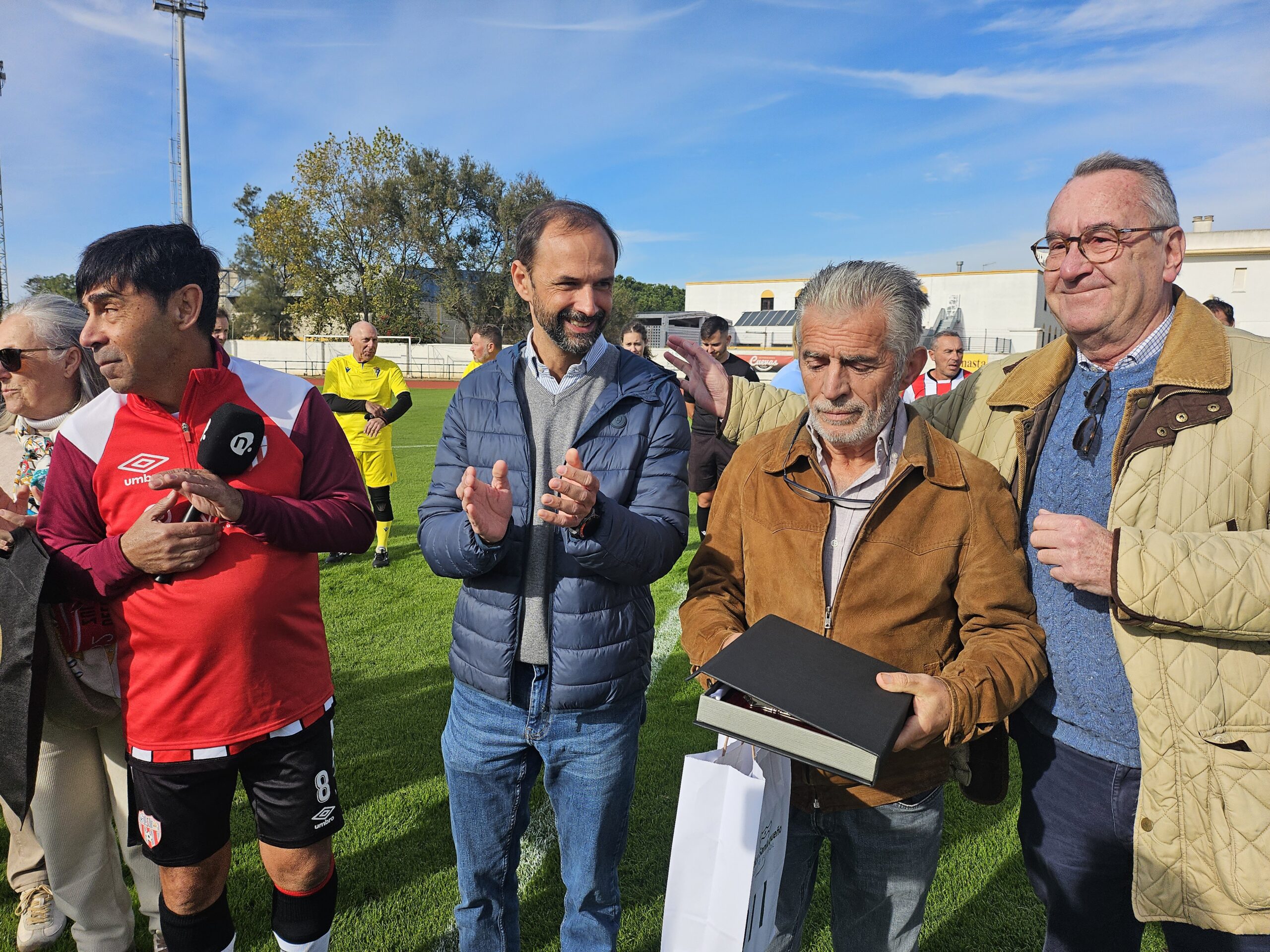 Veteranos del fútbol se reencontraron en un partido solidario en homenaje a Luis Castresana
