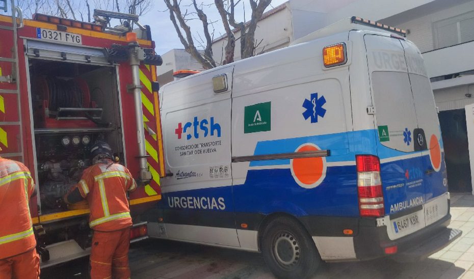 Evacuado al hospital tras el incendio de una vivienda en Huelva capital