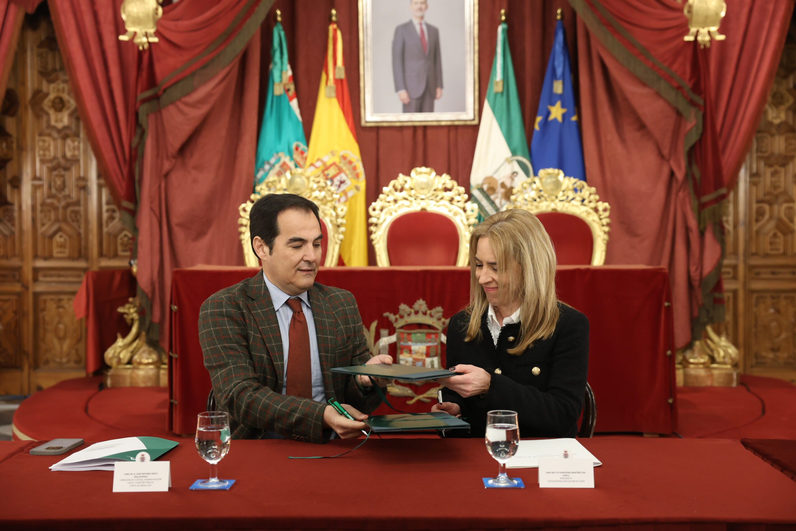 Junta y Diputación de Cádiz facilitan el acceso a la era digital a unos 4.000 vecinos del mundo rural