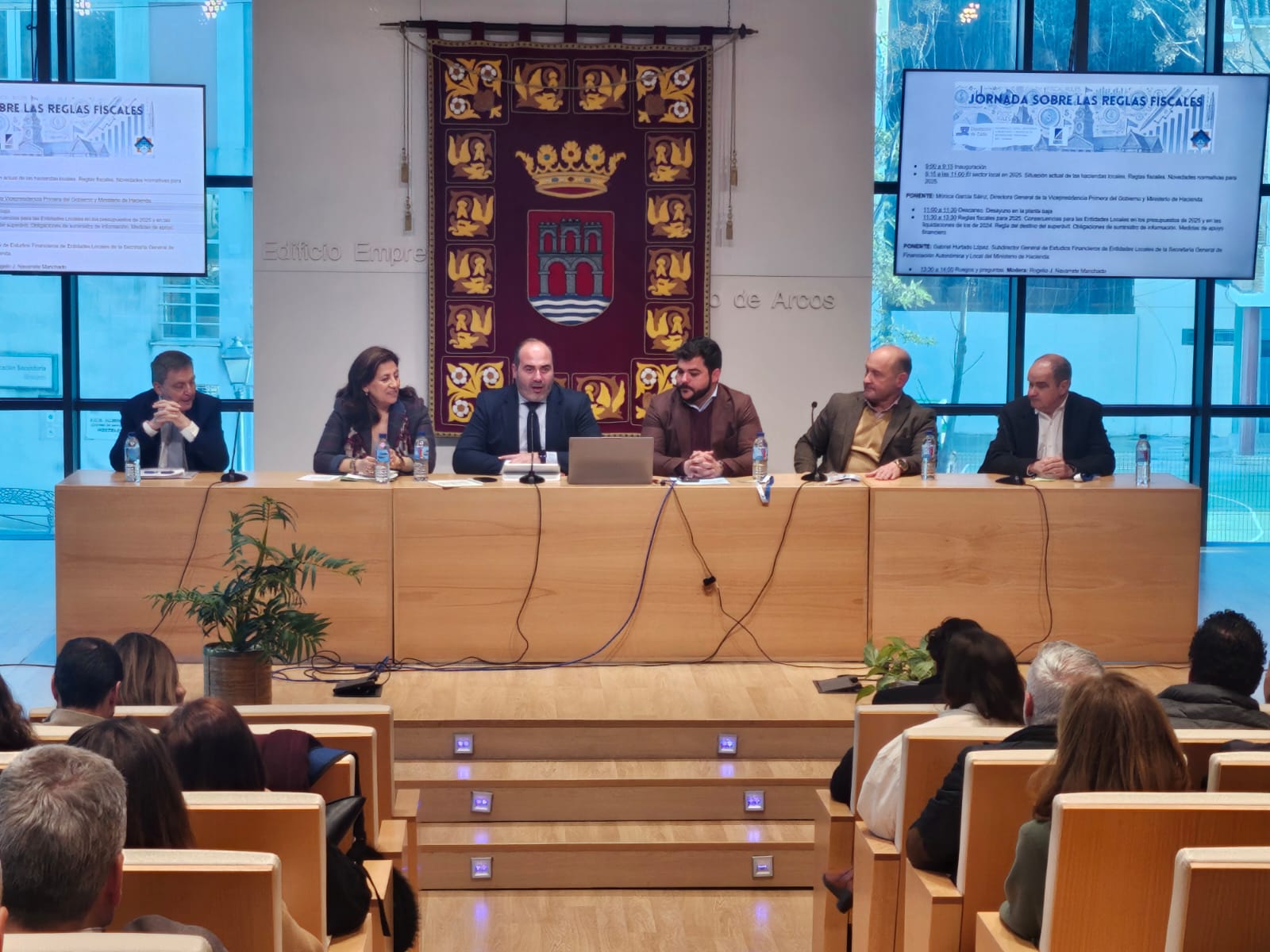 Un centenar de empleados públicos asiste a una jornada sobre las reglas fiscales organizada por la Diputación en Arcos