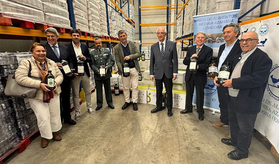 Entregados al Banco de Alimentos de Córdoba 615 litros de aceite de oliva de aceitunas incautadas