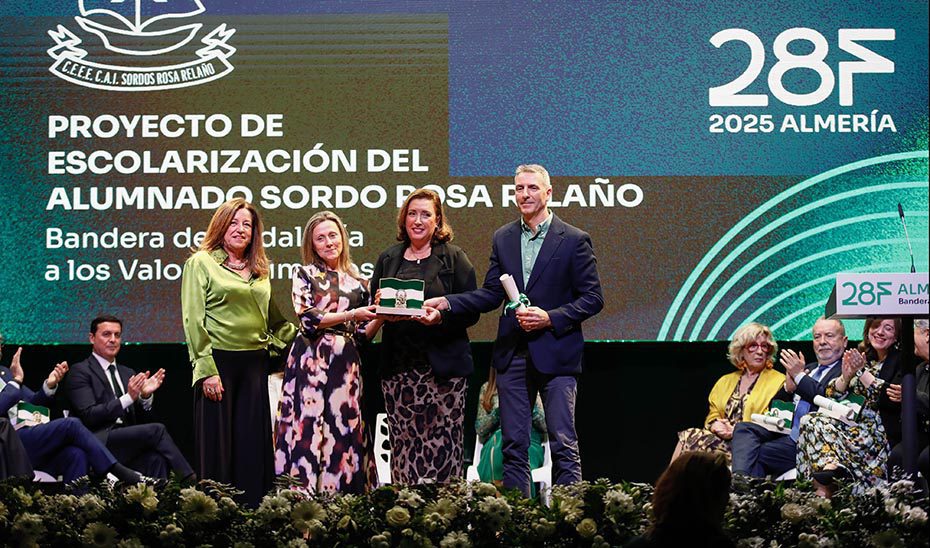 El Gobierno andaluz reconoce a 11 personas y entidades su trabajo por Almería en el acto del 28F