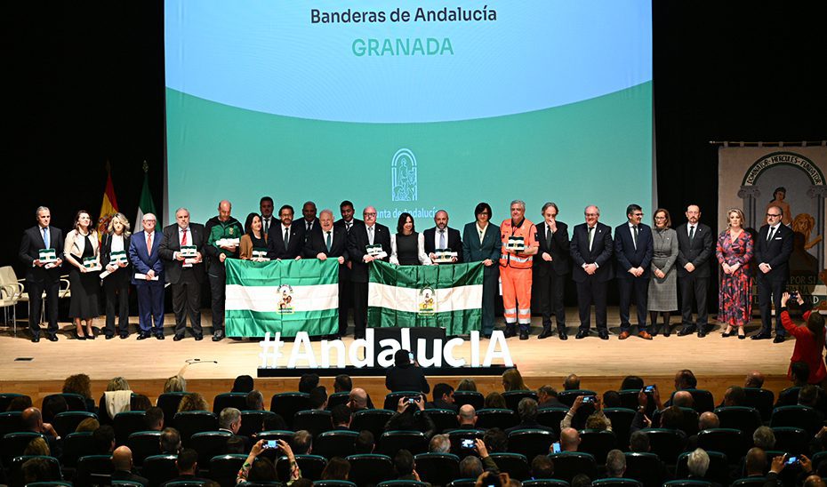 La Junta reivindica “la Andalucía que nos une” en el acto de las banderas de Granada