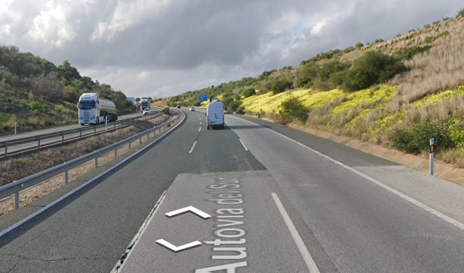 Muere un camionero tras el vuelco de su tráiler en Carmona