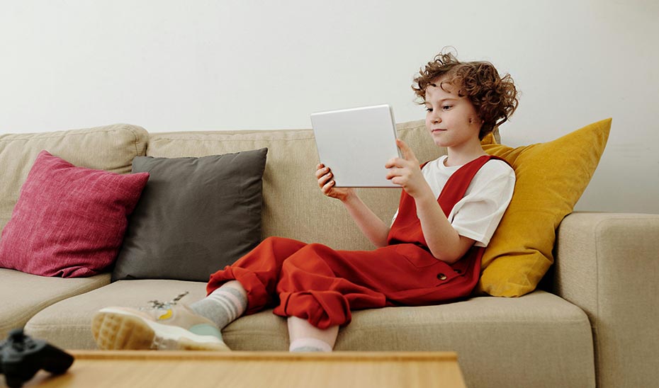 Consumo aborda la vulnerabilidad de los menores de edad ante la publicidad de los ‘influencers’