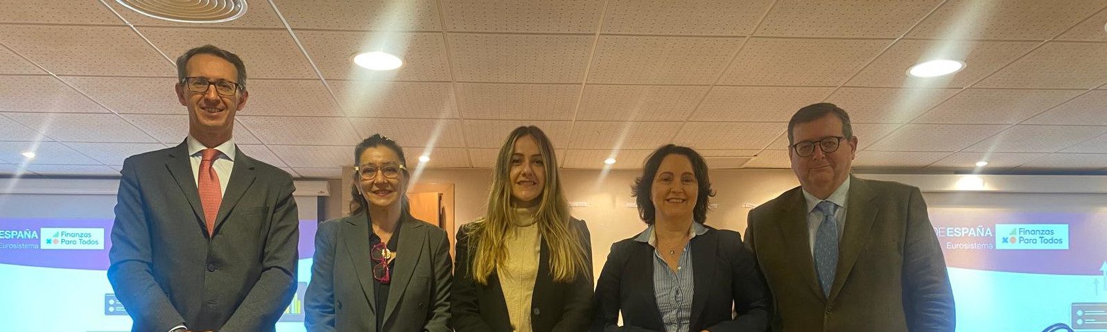 Ana-Moreno-y-otros-participantes-en-las-Jornadas_red.jpeg Diputación confirma su compromiso en defensa de los derechos de los consumidores