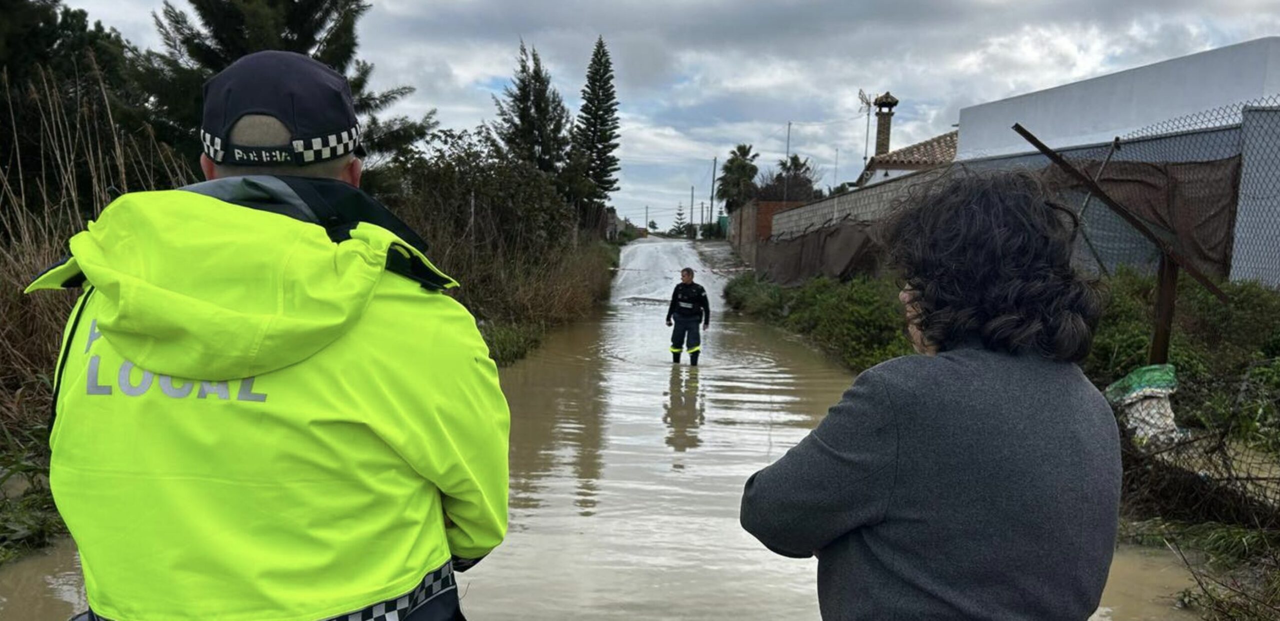 Carmen Álvarez pide a los sanluqueños que extremen las precauciones "para evitar males mayores" durante el temporal en Sanlúcar