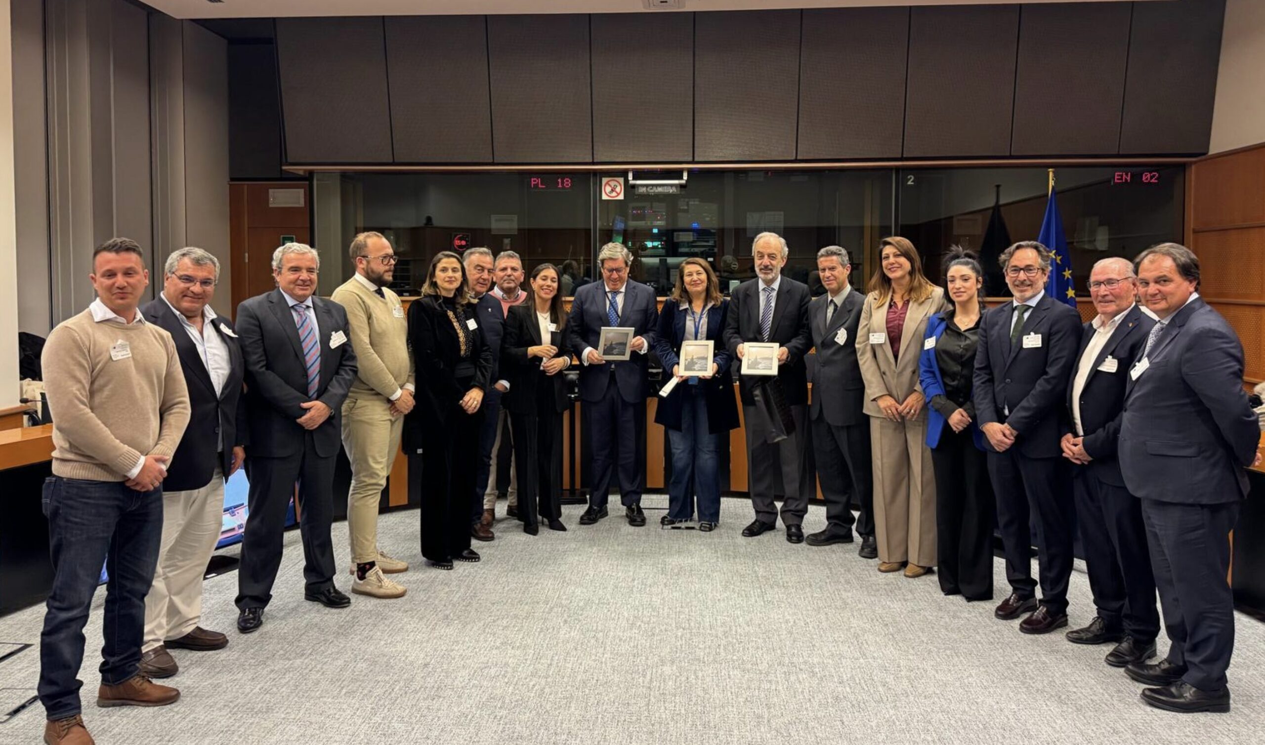 El PP recibe a pescadores gaditanos en el Parlamento Europeo para abordar los retos del sector
