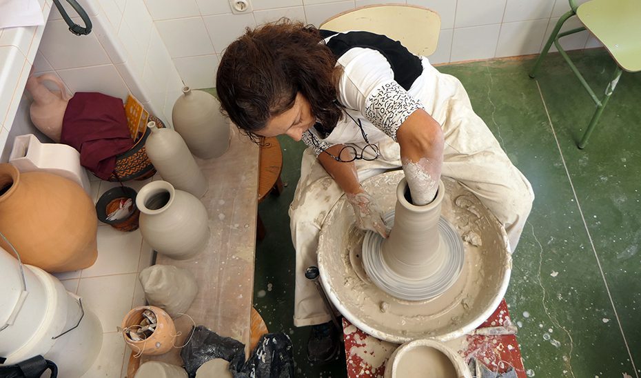 Empleo impulsa la modernización del sector comercial y artesano con 1,4 millones en ayudas