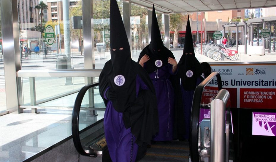 1521811704577MetroNazarenosESTANDAR.jpg El 112 recomienda evitar aglomeraciones y respetar los cordones de seguridad en Semana Santa