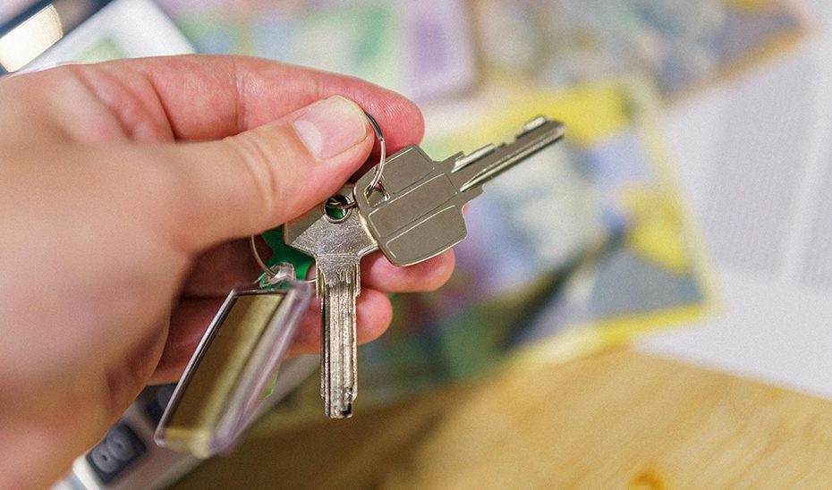 Los jóvenes andaluces pueden ahorrarse el 5% de lo que inviertan en su vivienda habitual y un 15% del alquiler