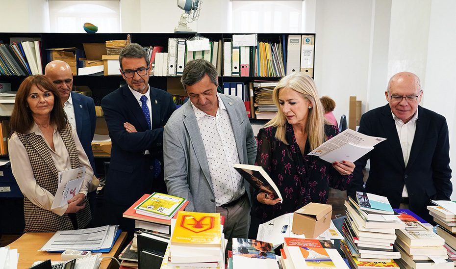 Unos 7.000 andaluces participan cada mes en la red de 363 clubes de lectura gestionada por la Junta