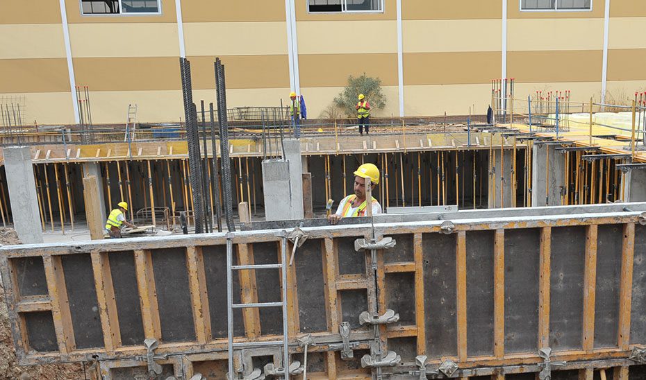 Andalucía lidera el descenso nacional del paro en el último año, con 60.900 desempleados menos