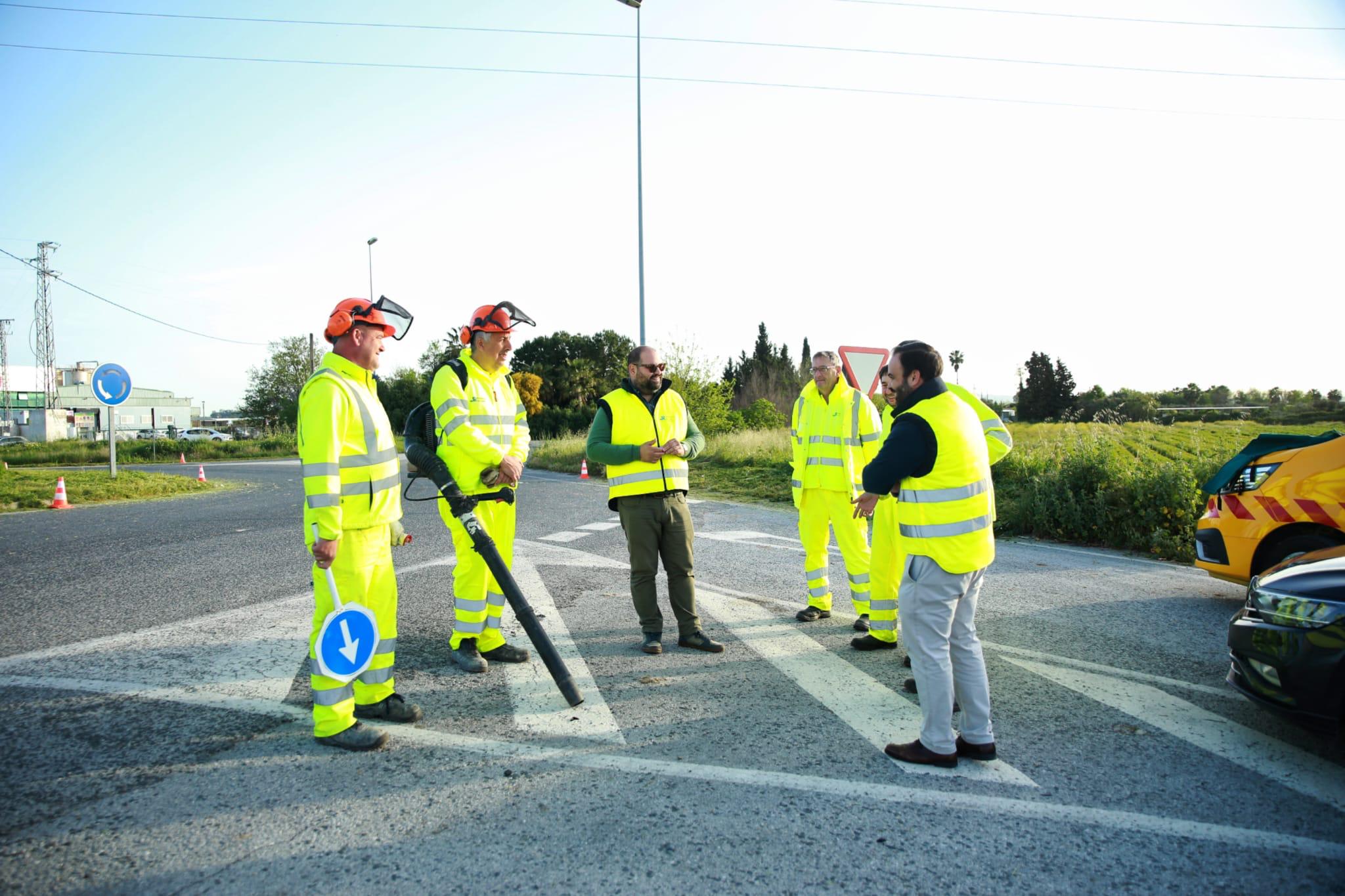 Javier Bello comprueba los trabajos de desbroce y limpieza de las carreteras provinciales del entorno del Circuito de Jerez