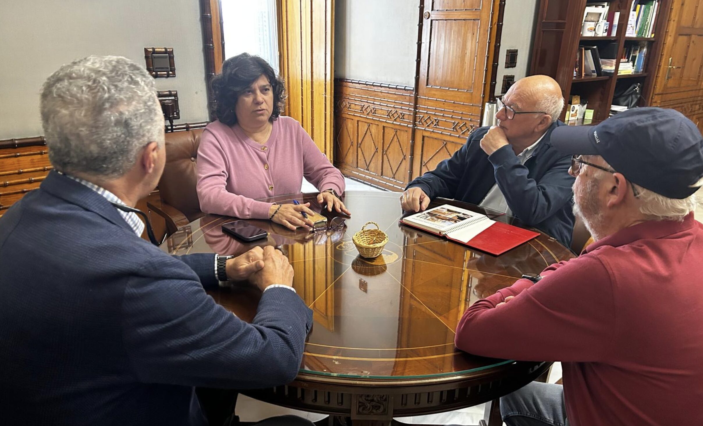 La alcaldesa recibe a la Plataforma 'Manolo Sanlúcar'