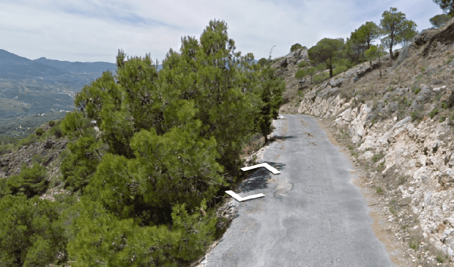 Muere un hombre tras salirse un camión de la calzada y caer por un desnivel en Lecrín