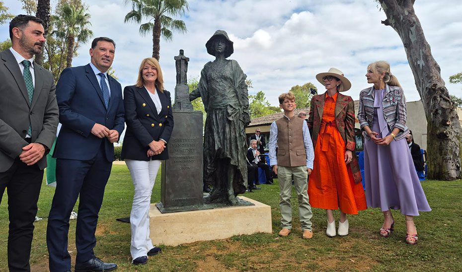 Una escultura homenajea a la autora del Monumento a Colón en el 150º aniversario de su nacimiento