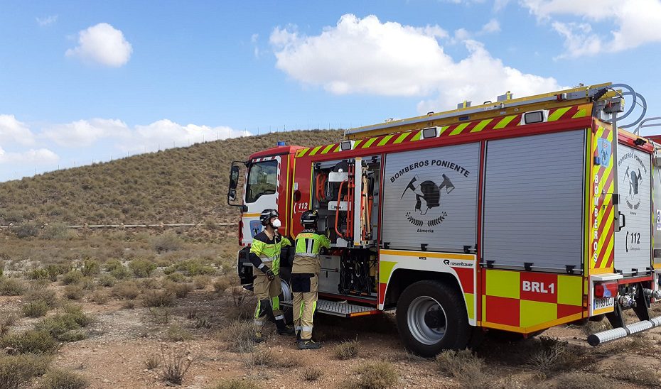 Tres personas afectadas tras un incendio en una cochera de El Ejido