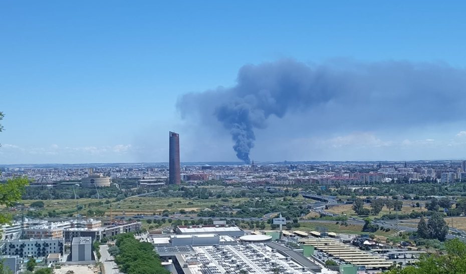 Operativos trabajan en un incendio de nave en el polígono industrial la Red de Alcalá de Guadaíra