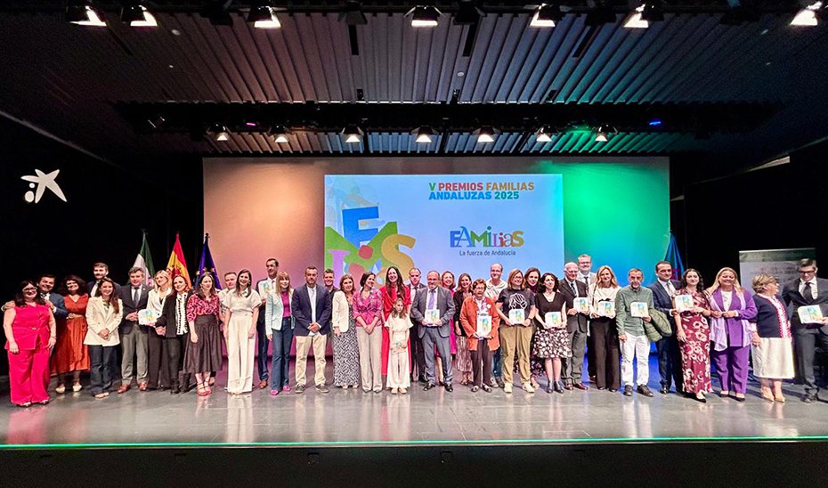 López aboga por reconocer y visibilizar a todas las familias “sin excepciones ni exclusiones” porque “son el motor de Andalucía”