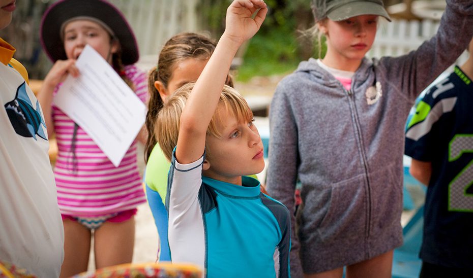 Planificar con antelación y consultar reseñas, claves para contratar un campamento de verano