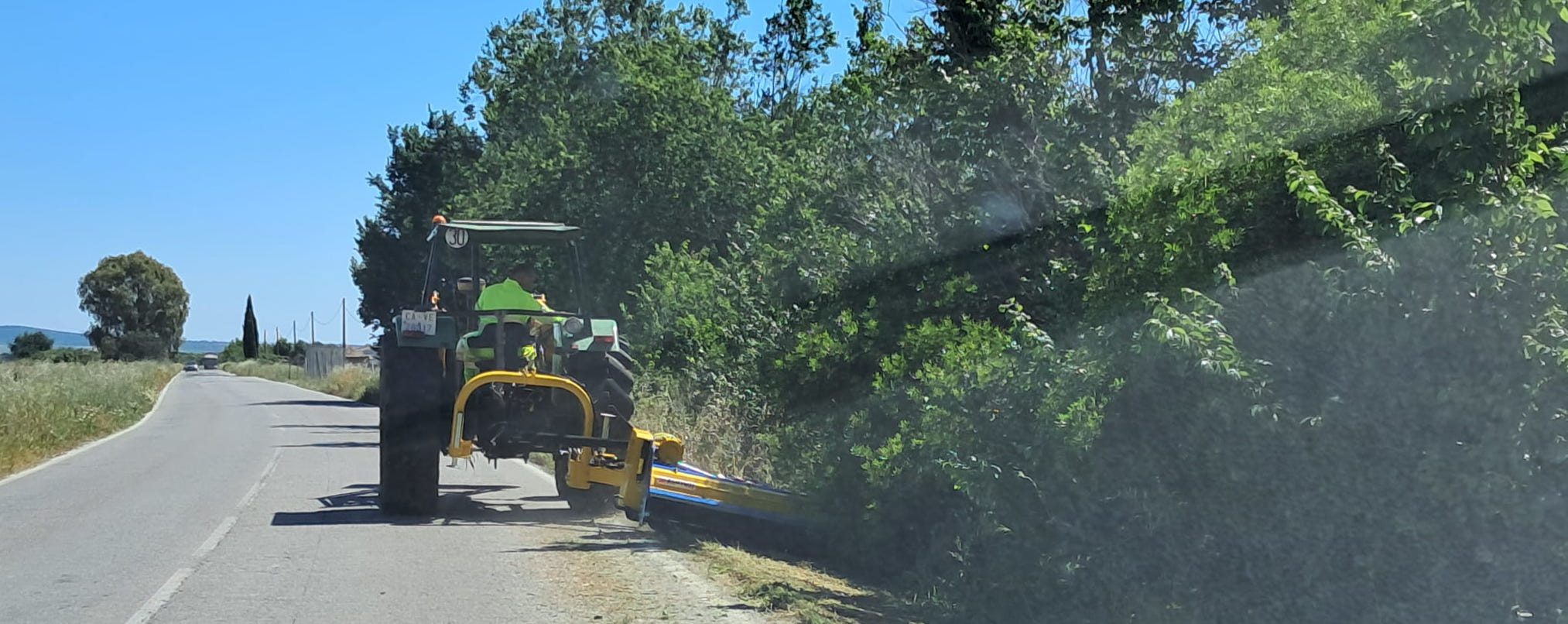 Diputación intensifica las tareas de desbroce en carreteras de la red provincial