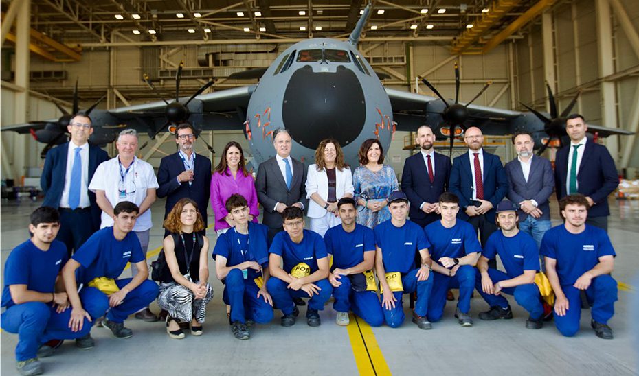 La Junta firma un protocolo con Airbus para reforzar el sector aeroespacial en la nueva FP Dual