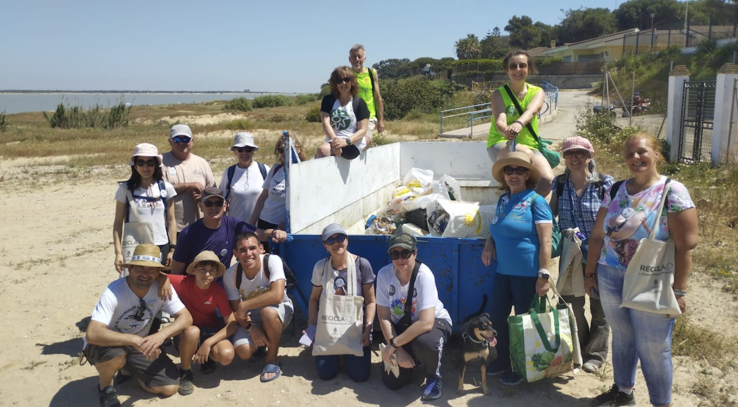 Ecologistas recoge más de treinta sacos de residuos en una limpieza simbólica en la playa de La Jara