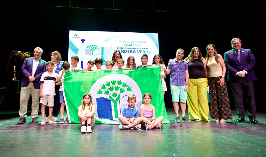 Una veintena de centros docentes reciben la Bandera Verde por su compromiso con la sostenibilidad