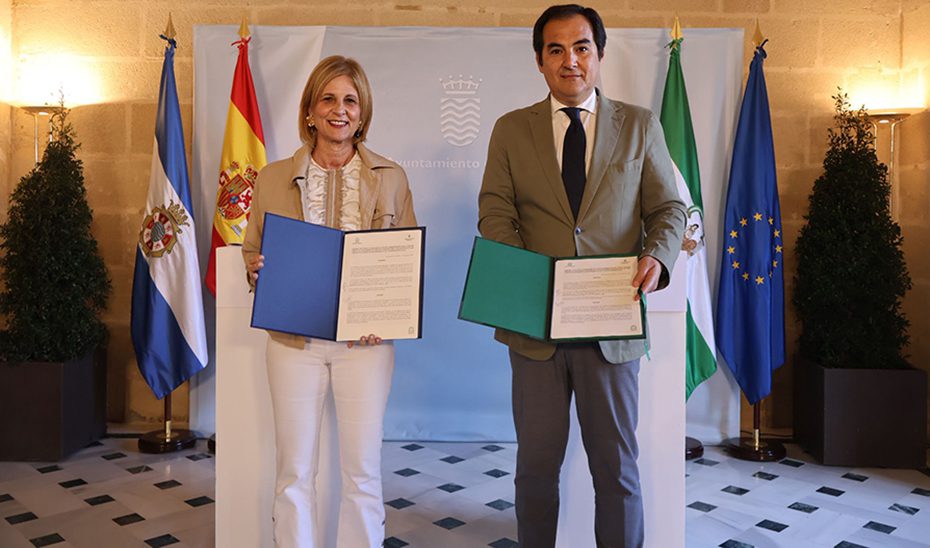 Junta y Ayuntamiento de Jerez firman un convenio para facilitar online los trámites municipales