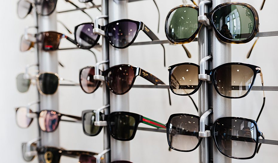 Consumo recomienda no guiarse exclusivamente por criterios estéticos en la compra o uso de gafas de sol