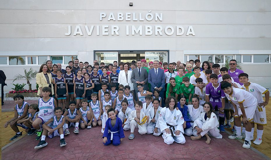 Moreno inaugura el Pabellón Deportivo Javier Imbroda que revitalizará la zona de El Pinillo en Torremolinos