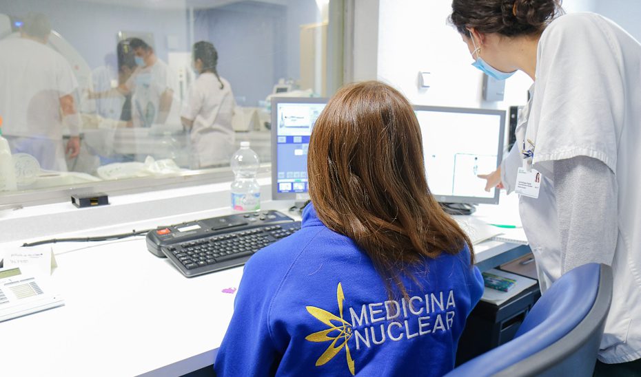 Las mujeres representan la mayoría de solicitantes al grado de Medicina y los hombres, a las Ingenierías