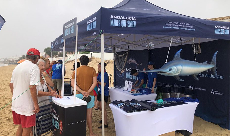 La Junta promociona los productos de la pesca y la acuicultura con más de 200 acciones a pie de playa