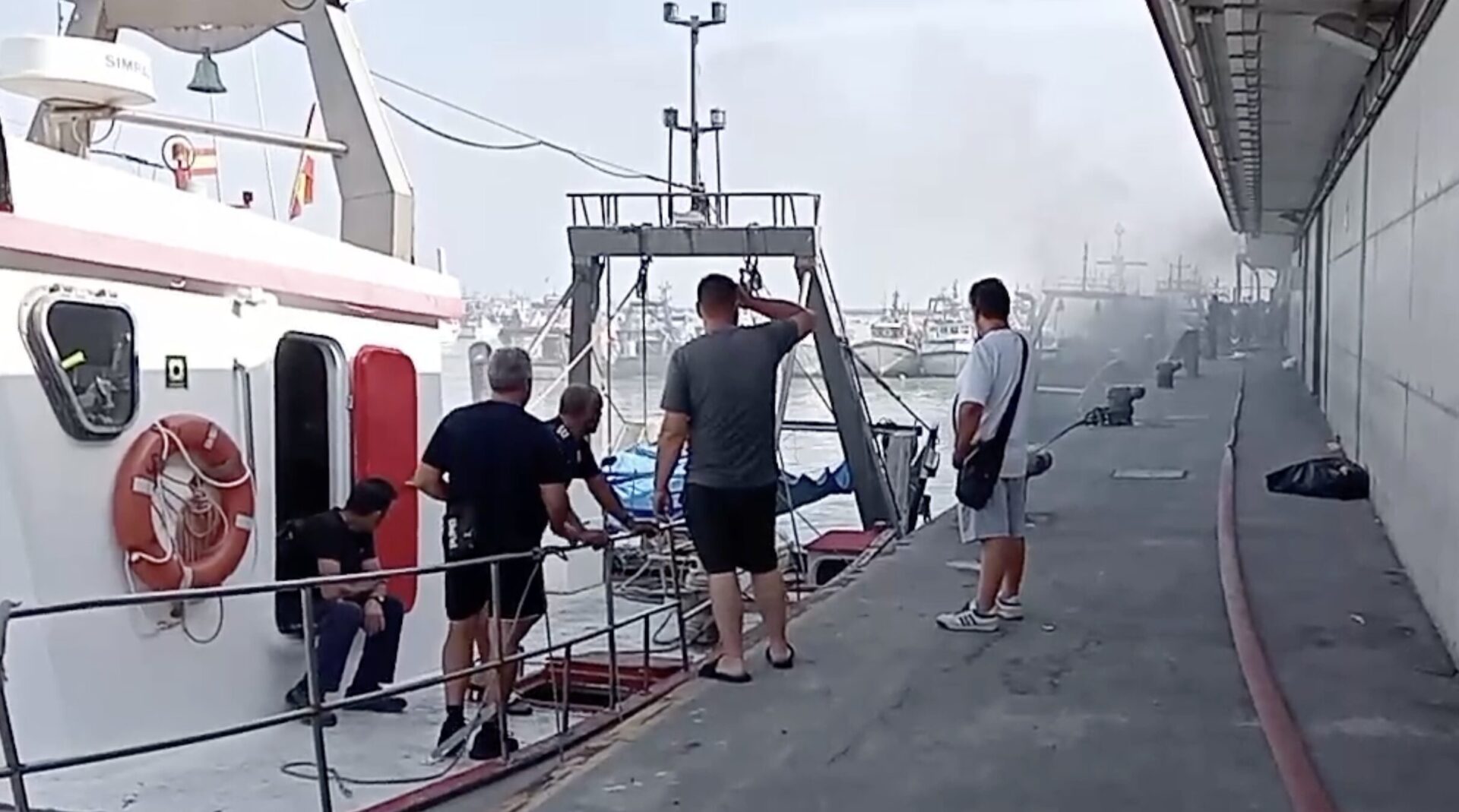 Arde un pesquero en el Muelle de Bonanza sin causar heridos ni daños a otras embarcaciones