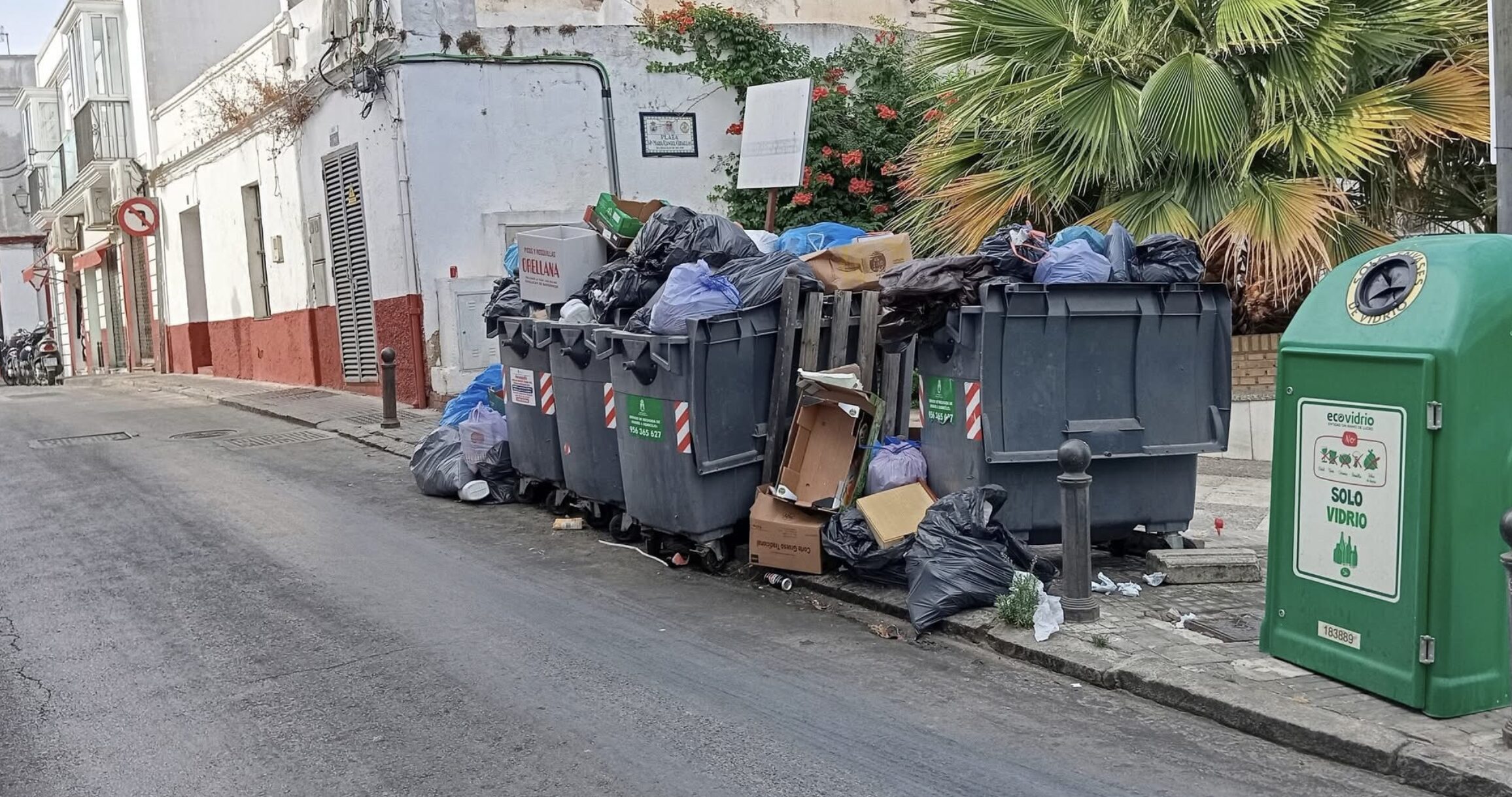 El Ayuntamiento atribuye los problemas de limpieza a la avería de camiones antiguos y a la falta de personal