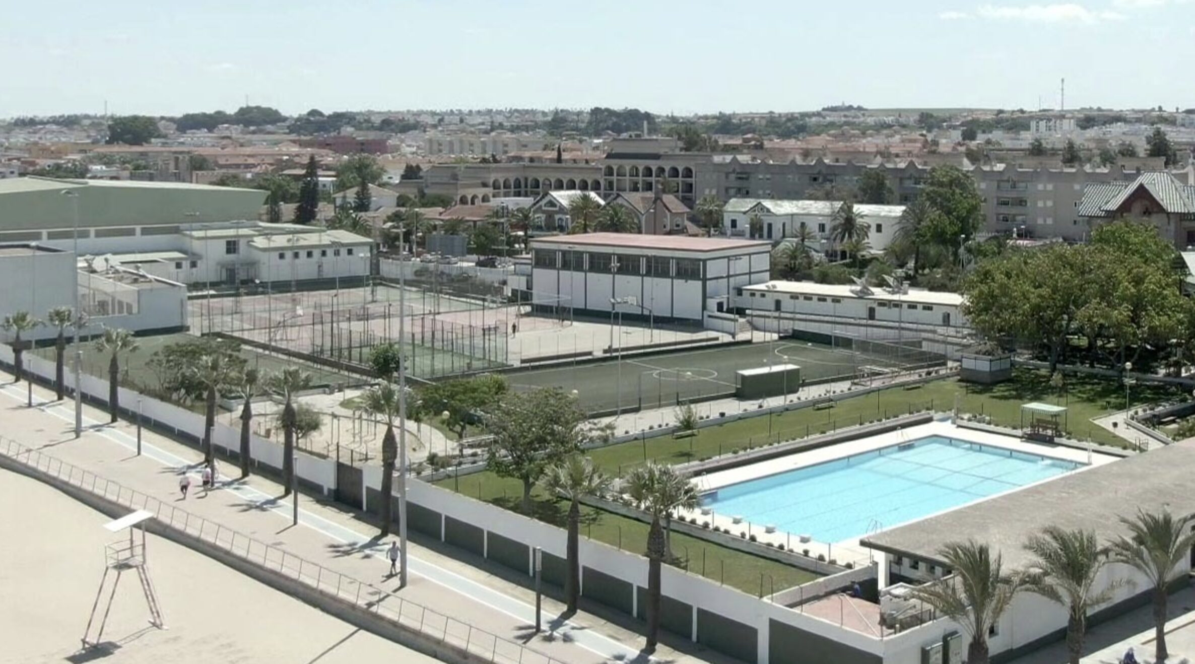Precios y horarios de la piscina municipal de Sanlúcar, que abrirá del 28 de junio al 31 de agosto en el Polideportivo