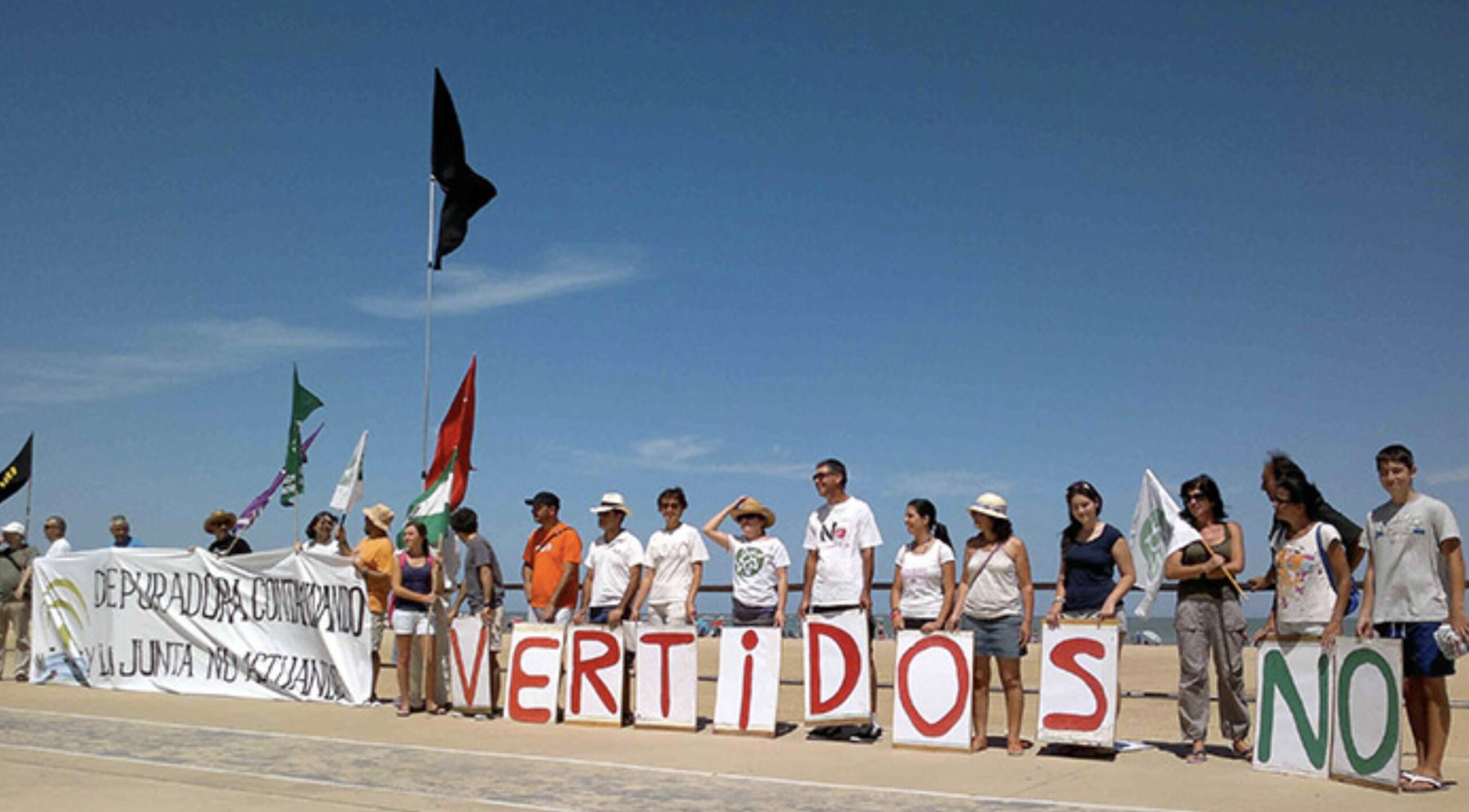 Sanlúcar vuelve a recibir la Bandera Negra por los vertidos contaminantes a sus playas urbanas